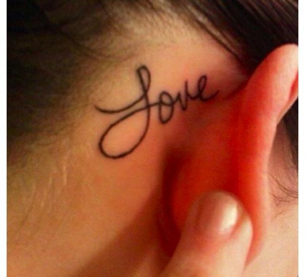 tatuointi korvan takana kirjoittaa rakkautta