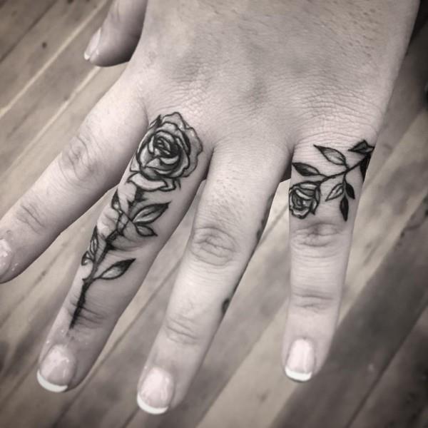 tatuointiideoita ruusuja sormilla