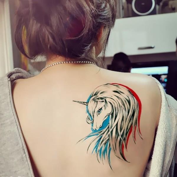 tatuointiideoita loistava hevonen