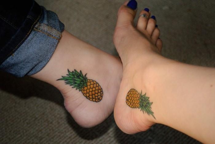 Tatuoitu nilkka -ananas molemmilla sisäpuolella