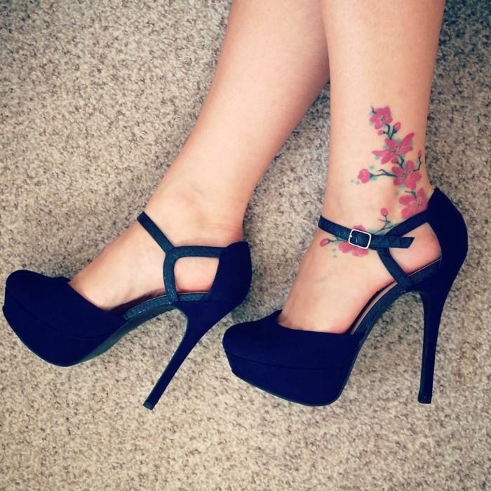 tatuointi nilkan kukkia naisen nilkassa