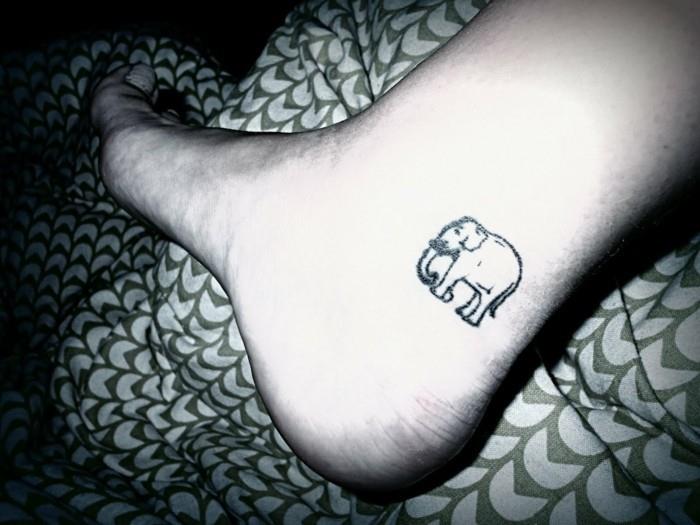 tatuointi nilkan pieni elefantti