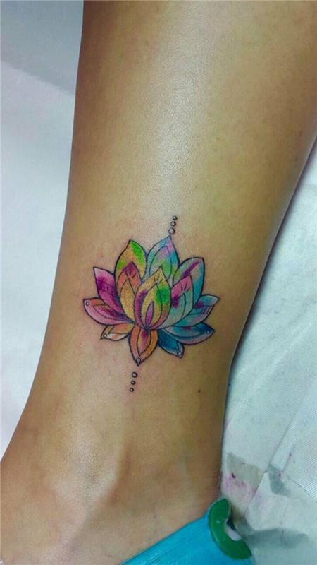 tatuointi nilkan lotus sopii naisille