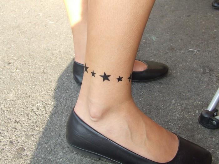 tatuointi nilkka naisille mustat tähdet
