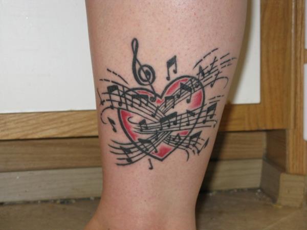 tatuointi aiheita jalka tatuointi sydämet musiikki