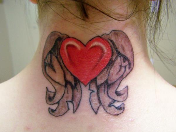 tatuointi aiheita sydän siivet punainen