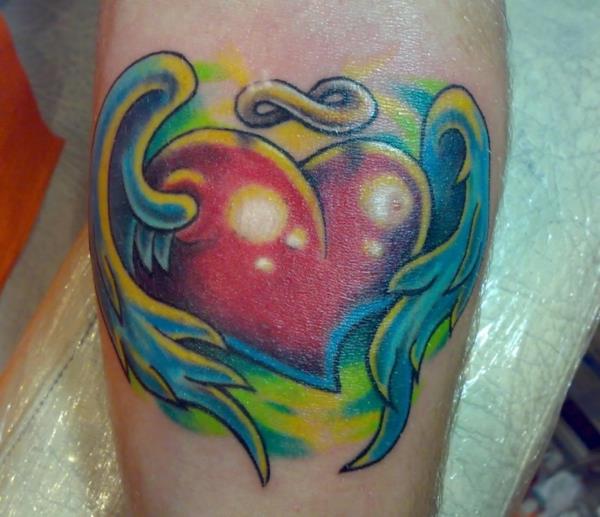tatuointi aiheita sydän siivet värillinen