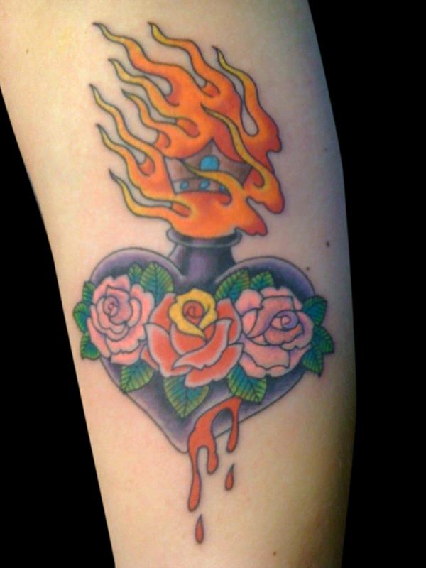 tatuointi motiivit sydän ruusut maljakko tulipalo verta