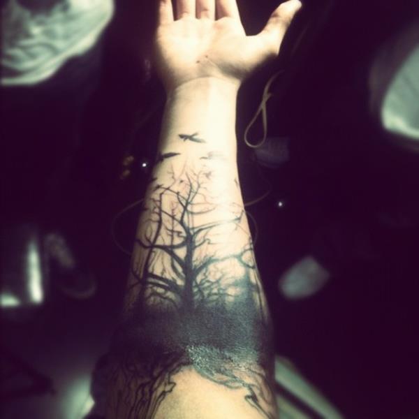 tatuointimotiivit olkavarteen tumma metsä