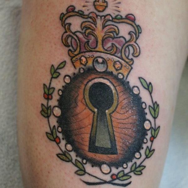tatuointi olkavarren ideoita avaimenreiän kruunu
