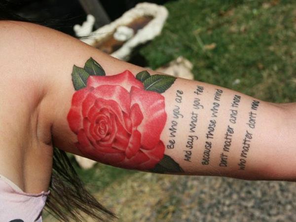tatuointi sanonnat kukat tatuoinnit naisten olkavarsi