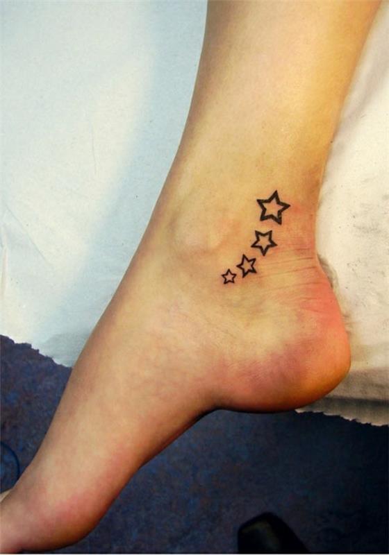 Tatuointitähdet jalassa