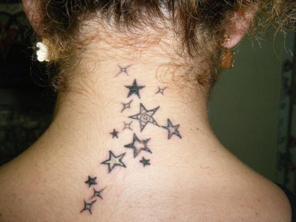 tatuointi tähdet naiset kaulassa