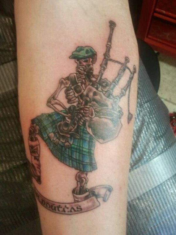 tatuointi kyynärvarren ideoita skotlannin kallo