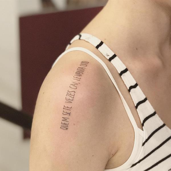 tatuoinnit 2020 kaiverrus olkapäähän