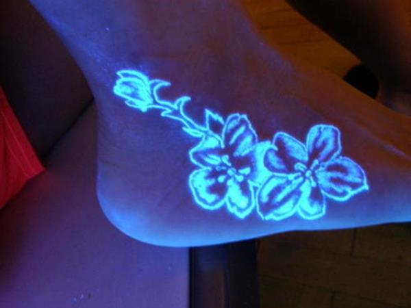 tatuoinnit jalka musta valo tatuointi kukkia