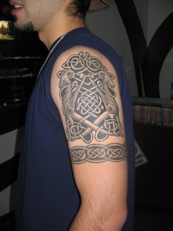 tatuointiideoita tatuoinnille olkavarren rannerengashilan oinas