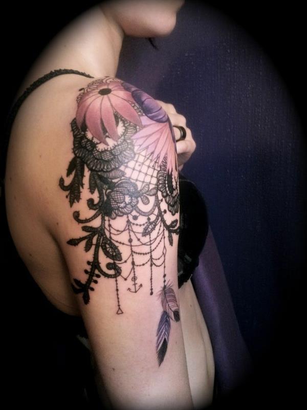tatuoinnit olkavarretatuointi malleja kukat ristikko höyhenet