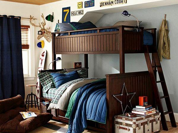 teini -ikäinen huone poika massiivipuinen parvi sänky tikkaat sininen vuodevaatteet