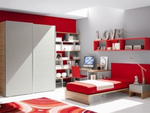 teini -ikäinen huone punaiset seinät päiväpeite ja pääty