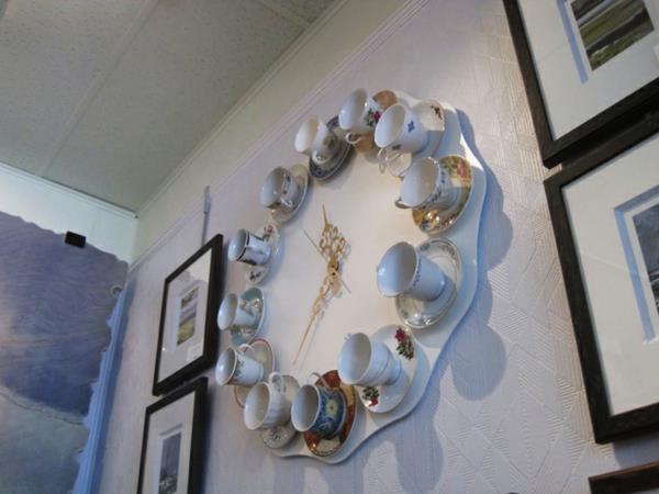 teekupit tyylikäs seinäkello kultaisilla kelloilla