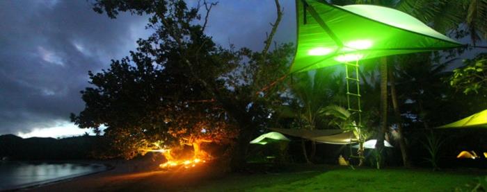 Metsäteltat roikkuvat teltatarvikkeet