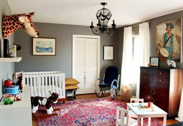 matto vauvan huone värillinen kuvio vaaleanharmaa seinäväri