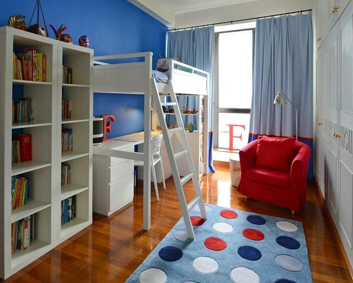 matto lastenhuone sininen punainen nojatuoli lasten parvisänky