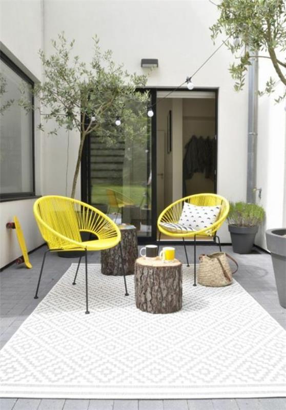 patio sisustaa keltaiset tuolit valkoinen ulkomatto