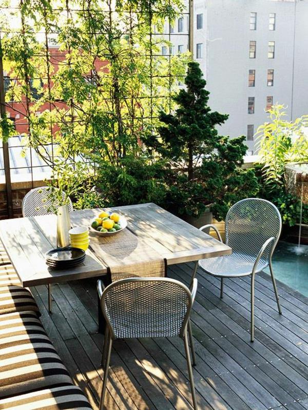patio sisustus ideoita puulattia pöytä kasvit sohva koristelu