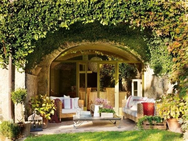 Luo terassi puutarha puutarhakalusteet sohva nojatuoli sohvapöytä kiipeilykasveja