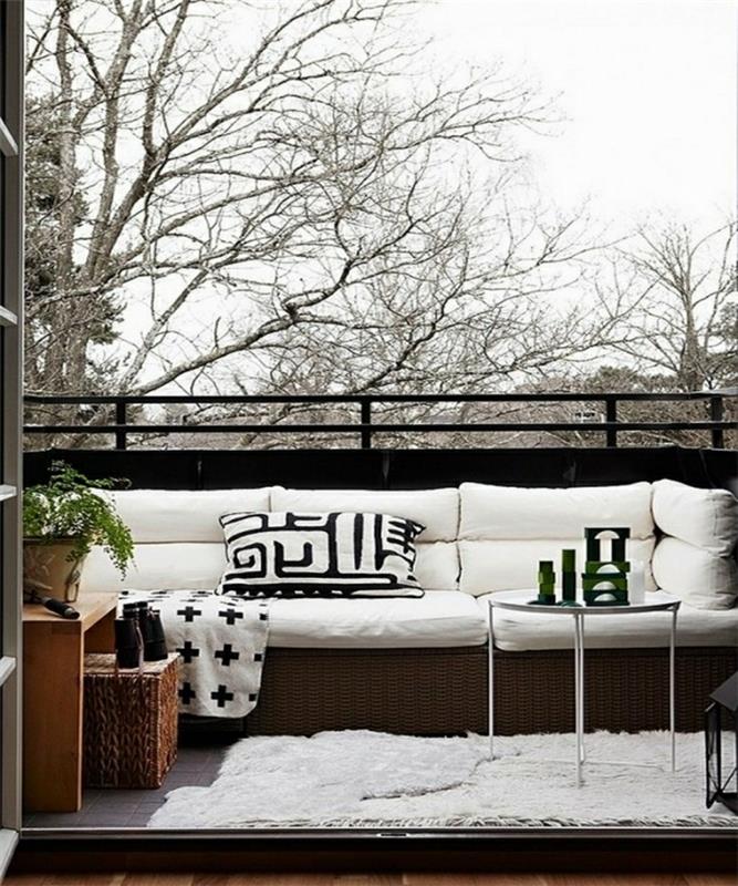 terassi suunnittelu parveke huonekalut musta ja valkoinen rottinkikalusteet matto sohva
