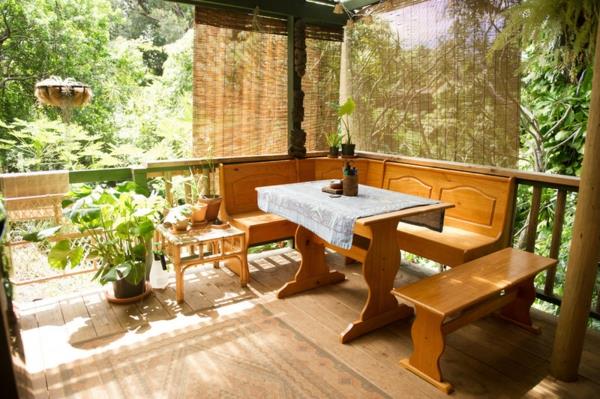 terassisuunnitteluideoita trooppiseen tyyliin puinen sohvapöytä