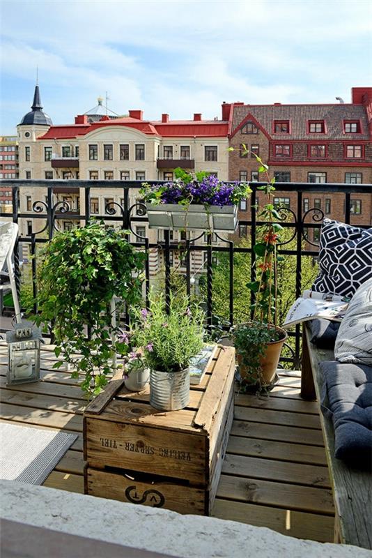 Terassisuunnittelu kasveilla puinen laatikkopöytä
