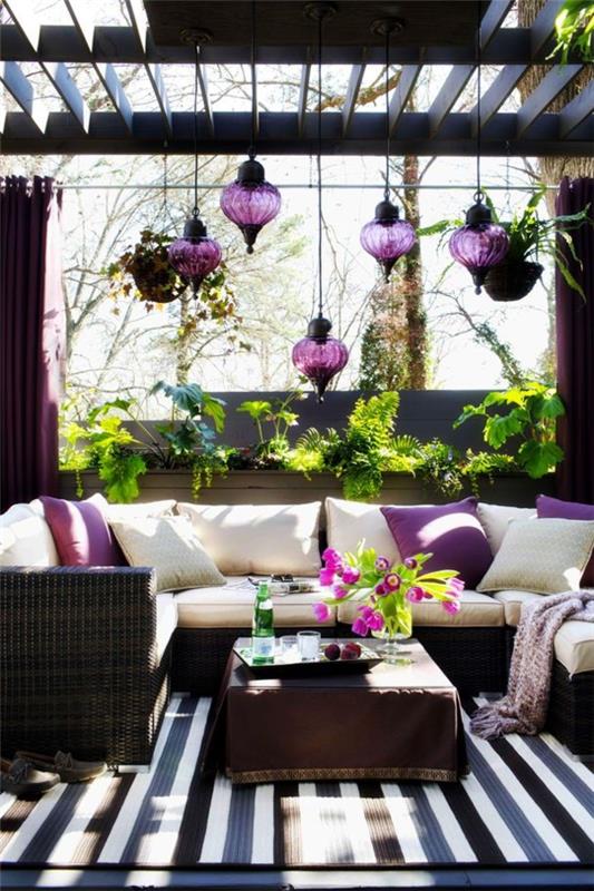 terassisuunnittelu modernit huonekalut rottinkisohva violetti muotoiluideoita