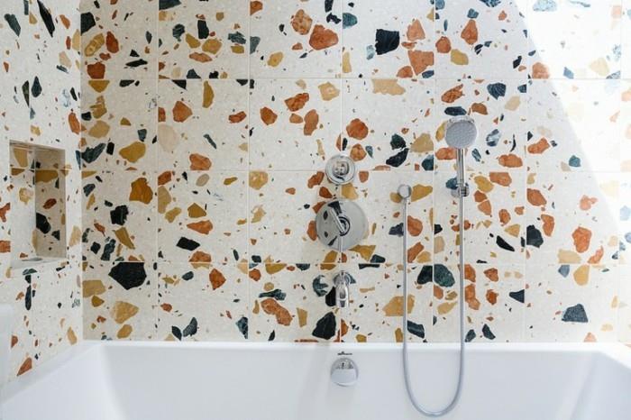 terrazzo -laattalattia kylpyhuoneen seinäkoriste