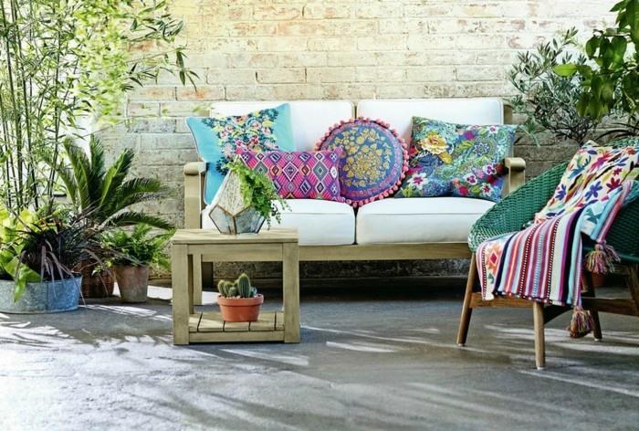 tekstiilitrendit värit värikäs puutarhakalusteet sohva heitotyynyt