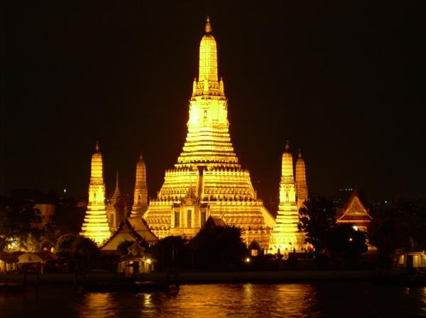 Thaimaan lomamatka ja loma wat arun bangkok yöllä