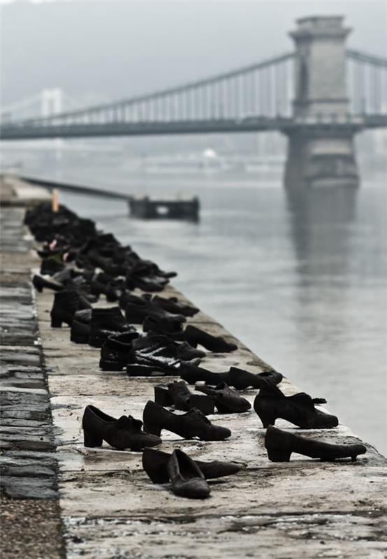 kengät Tonavan rannalla muistomerkki taideteoksia