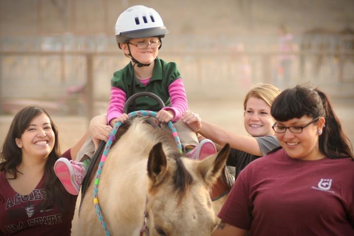 terapeuttinen ratsastus rakentaa luottamusta ymmärtää hevosen toivo side vahva