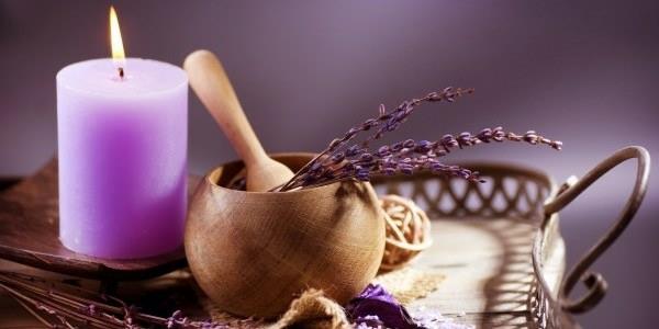 Eteeriset öljyt vaikuttavat aromaterapian violetti kynttilä