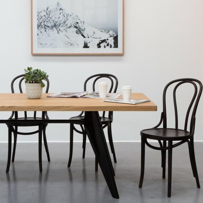 thonet -tuolit suunnittelevat klassisen ruokapöydän puuta