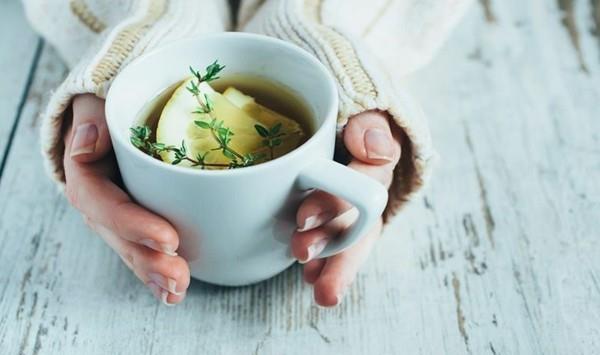timjami myrtti balsamiteetä sitruunajuoman kanssa