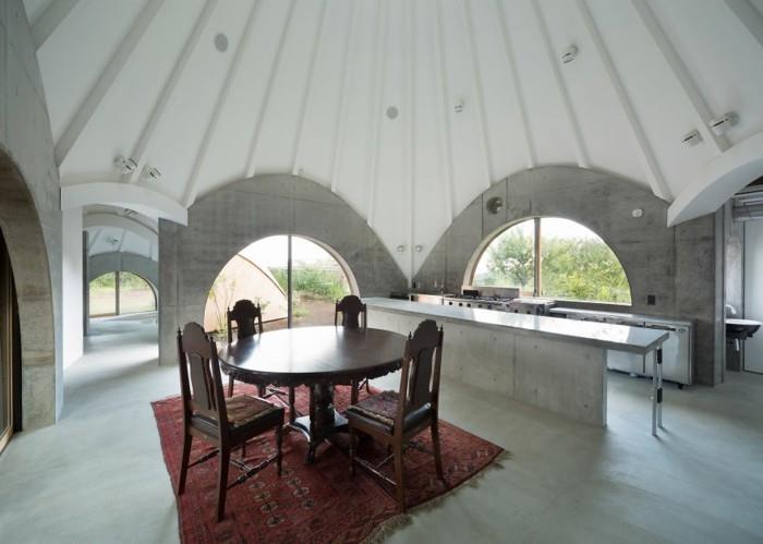 tipi teltta holzhauser betonhauser olohuone pyöreä ruokapöytä