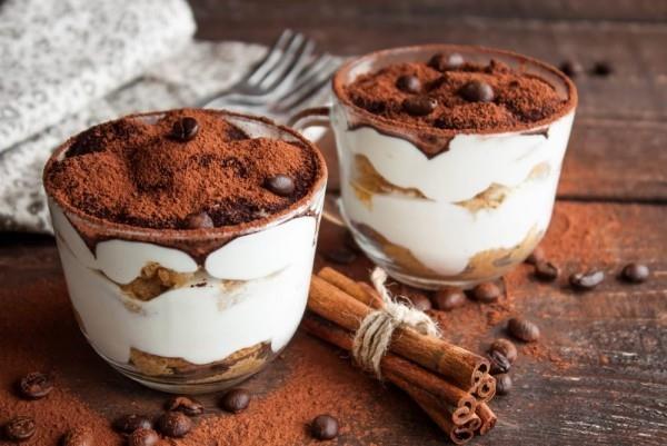 tiramisu lasillisessa kahvipapuja ja kanelia