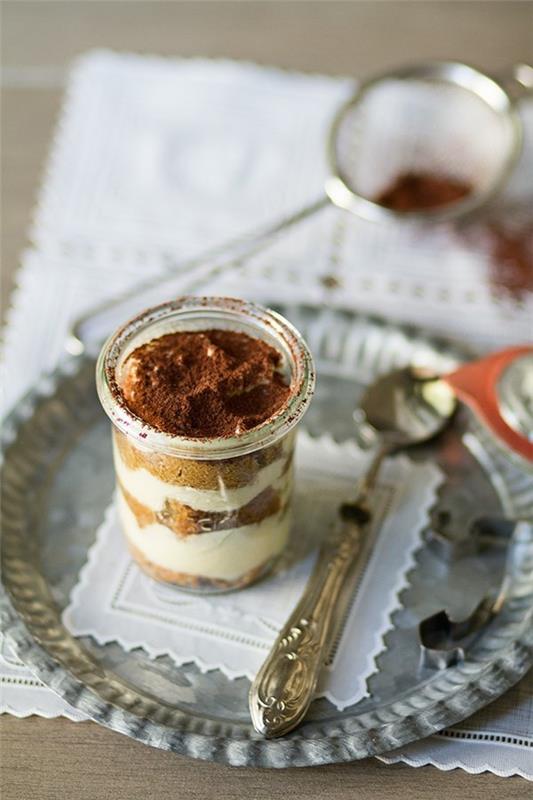 tiramisu lasillisessa pientä mascarpone -kaakaokahvia