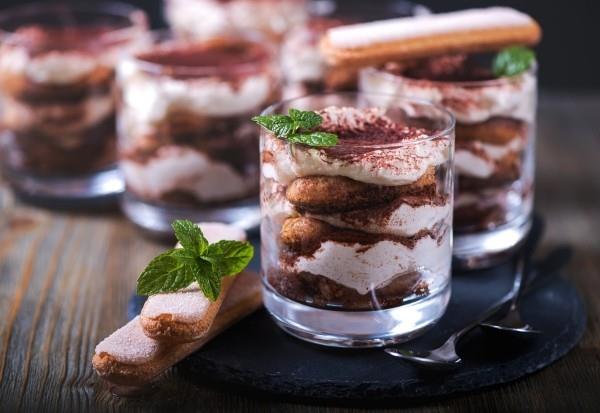 tiramisu lasissa mascarponen ja mintun lehtien kanssa