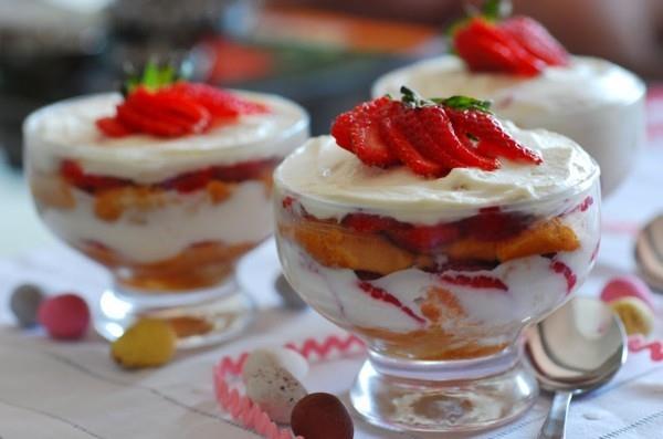 Tarjoa tiramisu lasissa mascarponen ja mansikoiden kanssa