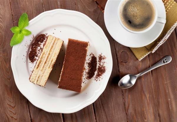 tiramisu lasisessa reseptissä klassisia mintunlehtiä