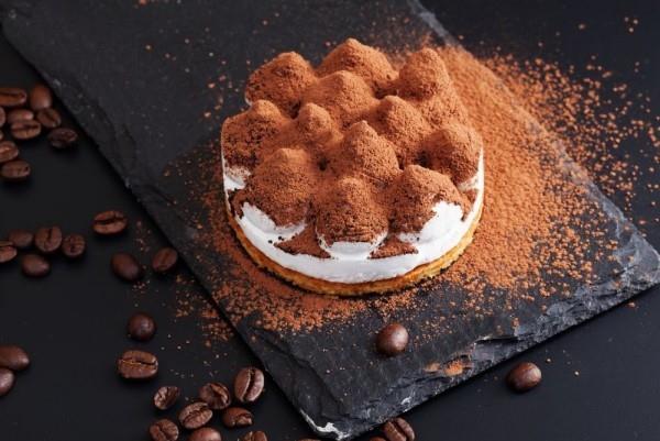 tiramisu vegaanisessa lasissa, kaakaojauhetta ja kahvia